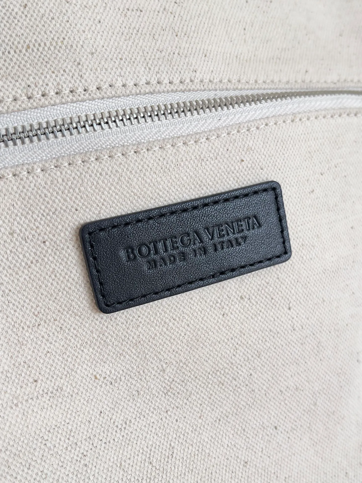 Batch 3960 Let's go on a trip✈️BOTTEGA VENETA men's travel bag is no heavier than a suitcase. The capacity and lightness of this travel bag are really suitable for short trips. The soft cow leather reduces the burden on the hands. The capacity is very nice. Style number: 765620 Size: 50*41*15cm